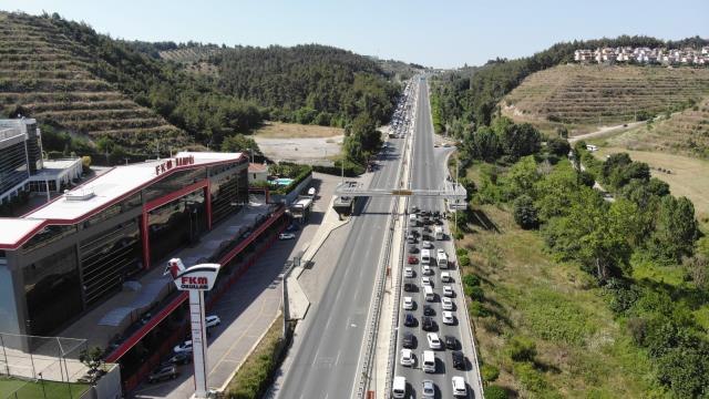 Son dakika gündem: Bursa'da orman yangınına tedbir için ana yolu trafiğe kapatıp tellere bakım yaptılar