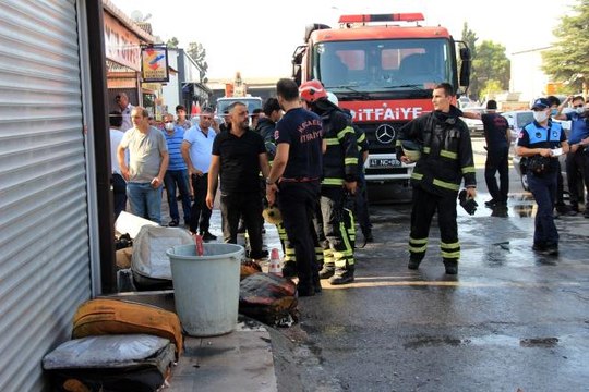 İş yerinde çıkan yangını hortum ve yangın tüpleri ile söndürmeye çalıştılar