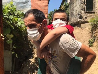 YOL OLMADIĞI İÇİN ENGELLİ ÜVEY OĞLUNU SIRTINDA TAŞIYOR