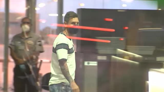 Messi llega a Barcelona con la renovación en el horizonte