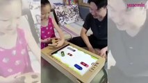 Kızına kartondan oyuncak yapan baba