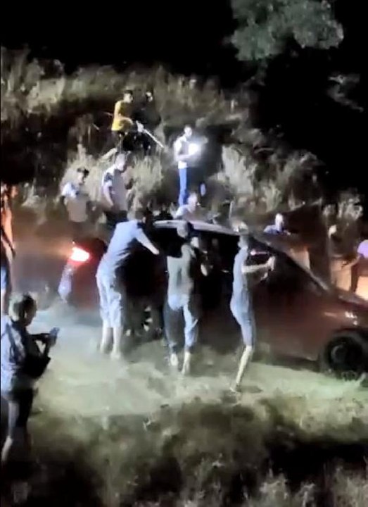 Kız arkadaşlarıyla buluşmaya geldiler, kundakçı diye dayak yediler