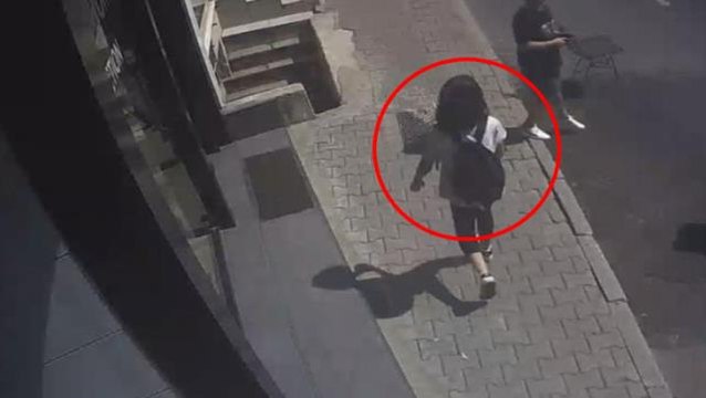 12 yaşındaki kız, arkadaşlarıyla konuşurken boşluğa düştü! Görünmez kaza kamerada