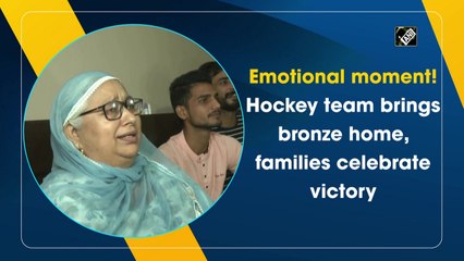 Emotional moment! Hockey team brings bronze home, families celebrate victory