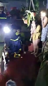 Chiến sĩ cứu hỏa nhường mặt nạ dưỡng khí, đưa cậu bé thoát khỏi đám cháy