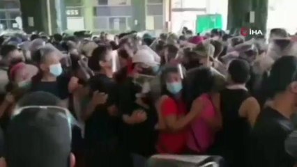 Filipinler'de halk, Covid-19 aşı merkezlerine hücum ettiAşı merkezlerinin önünde uzun kuyruklar oluştu