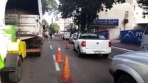 Trabalho de corte de galhos que estavam atingindo fios é realizado na Rua São Paulo