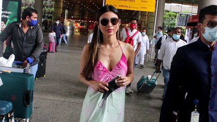 Mouni Roy  एयरपोर्ट पर दिखी बेहद स्टाइलिश लुक में और मीडिया से पूछी ये बात; Watch Video | FilmBeat
