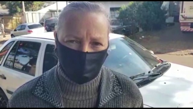 Carro é abandonado ligado na Rua Altemar Dutra, no Jardim Alvorada