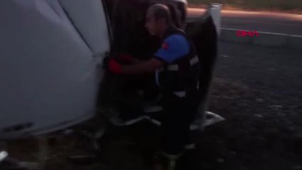 HAFİF TİCARİ ARAÇ TAKLA ATTI; 2 YARALI