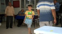 11 yaşındaki Mustafa, yangın bölgesindeki arkadaşları için evindeki masa ve sandalyesini gönderdi