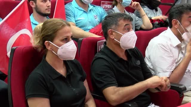 SPOR Tokyo Olimpiyatları'nda gümüş madalya kazanan çocuklarını, gözyaşları içerisinde izlediler