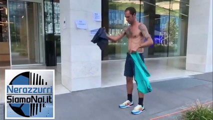 Inter, la protesta di un tifoso sotto la sede