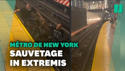 Un homme en fauteuil roulant sauvé de justesse des rails du métro à New York