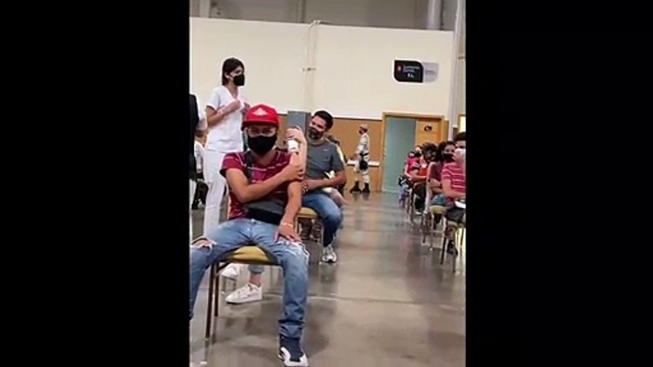 Jovem com medo de agulhas grita de medo só com a aproximação da enfermeira