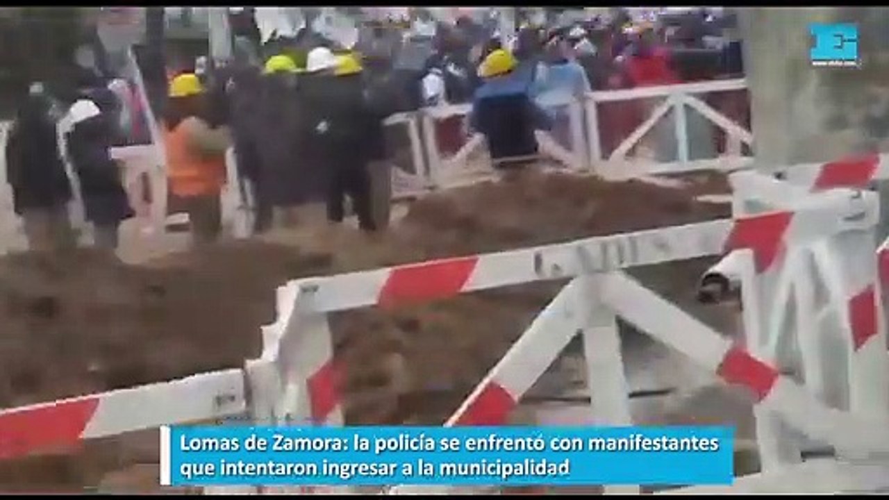 Lomas de Zamora la policía se enfrentó con manifestantes que intentaron ingresar a la municipalidad