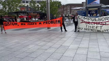 İngiltere'de yapımı devam eden "HS2 hızlı tren projesi" başkent Londra'da protesto edildi.