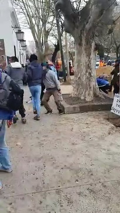 Manifestantes coparon la Municipalidad de Lomas, atacaron a piedrazos el edificio y fueron reprimidos 2