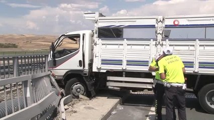 Son Dakika | Elazığ'da kamyon bariyerlere çarptı: 1 ölü, 1 yaralı