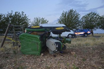 DEVRİLEN TRAKTÖRDEKİ KUZENLERDEN BİRİ ÖLDÜ, DİĞERİ YARALANDI