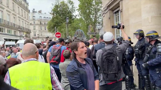 Une manifestation toujours en cours devant le Conseil d'État, à proximité du Conseil constitutionnel