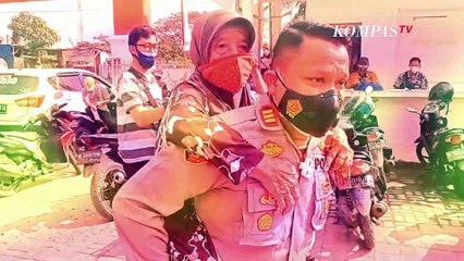 Aksi Kapolsek Tarumajaya Menggendong Wanita Lansia untuk Suntik Vaksin Covid-19