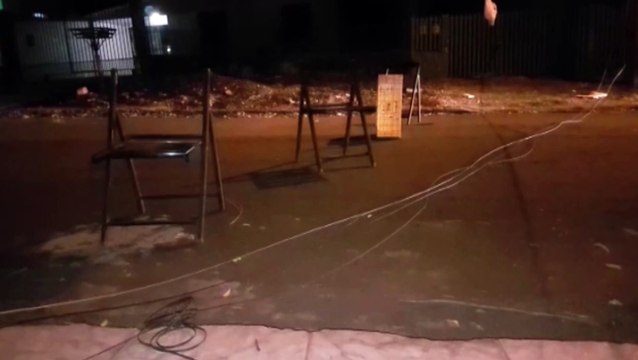 Caminhão atinge fios no Bairro Cascavel Velho e moradores improvisam sinalização