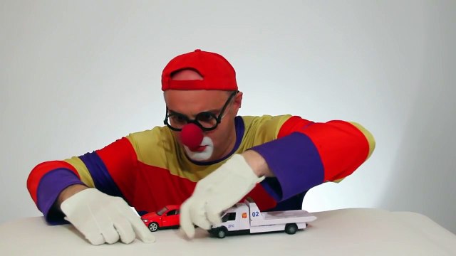 Dima der lustige Clown! Autos und der Abschleppwagen. - Lerncartoons für Kinder
