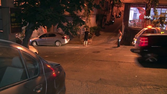 Kağıthane'de freni boşalan okul taşıtı iki otomobile çarparak durabildi