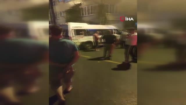 (İSTANBUL-ÖZEL)Kağıthane'de freni boşalan okul taşıtı iki otomobile çarparak durabildi