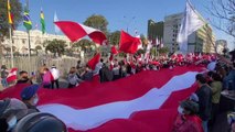 Peru'da, Devlet Başkanı Castillo karşıtları meclis binası önünde toplandı