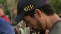 Aficionados del Barcelona se concentran en el Camp Nou desolados por la marcha de Messi