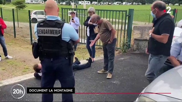 Les images très impressionnantes d un conseiller municipal d'Arsy qui stoppe l'arrivée de plusieurs caravanes de gens du voyage en les chassant avec un tractopelle