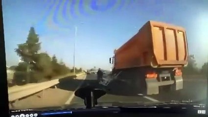 Kamyon sürücüsü, tartıştığı motosikletliye bilerek çarptı