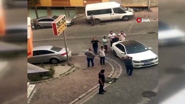 Dükkan sahibi ile kiracısı arasında kaldırım taşlı kavga kamerada