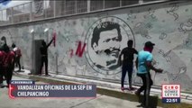 Normalistas vandalizan oficinas de la SEP en Chilpancingo