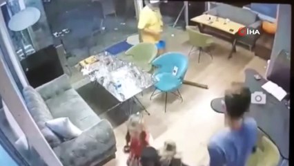 15’inci kattan kafeye mermer düştü, faciadan dönülen anlar kamerada