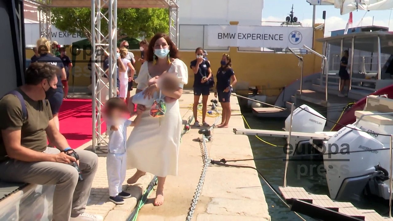 Joaquín Cortés se despide con tristeza de sus hijos para embarcar