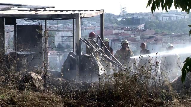 Üsküdar'da işçilerin kaldığı konteyner alev alev yandı