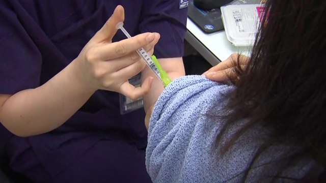 '백신 접종 뒤 사지 마비' 간호조무사 산재 인정...첫 사례 / YTN