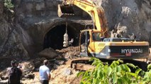 Sel yıktı geçti, tünelde kaybolan işçi aranıyor