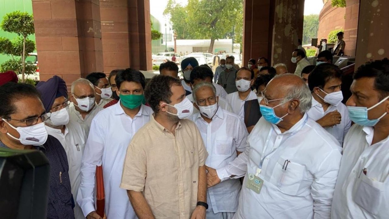 Rahul Gandhi, opposition joins farmers at Janta...