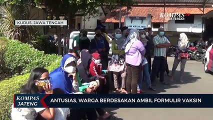 Antusias, Warga Berdesakan Ambil Formulir Vaksin