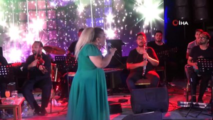 Kibariye 2 yıl sonra çıktığı sahneden seslendi; 'Yangınlar ve pandemi içimizi yaktı”