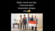 Luarbiasa merdu. Lagu indonesia raya di nyanyikan oleh orang asing