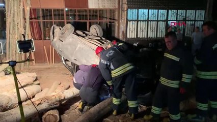 OTOMOBİL, TAKLA ATIP MARANGOZUN ÖNÜNDEKİ KERESTE YIĞININA ÇARPTI: 1 ÖLÜ, 1 YARALI