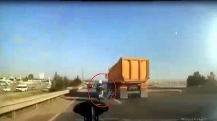 Trafikte tartışığı motosiklet sürücüsüne kamyonuyla çarpıp, kaçtı