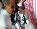 شاهد ردة فعل مرحة من الأمير الوليد بن طلال على شاب قال له: ركز معي