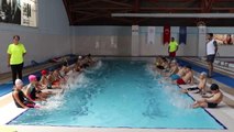 Sıcaktan bunalan çocuklar ve gençler yarı olimpik yüzme havuzunda serinliyor