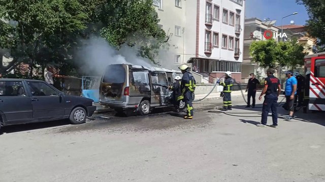 Park halindeki ticari araç alev alev yandı